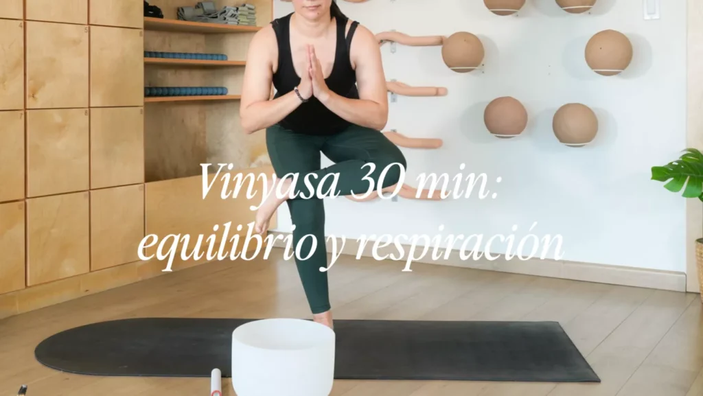 Vinyasa equilibrio y respiracion en AU Fitness
